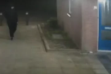 VIDEO: Politie zoekt verdachte in onderzoek moord en deelt beelden
