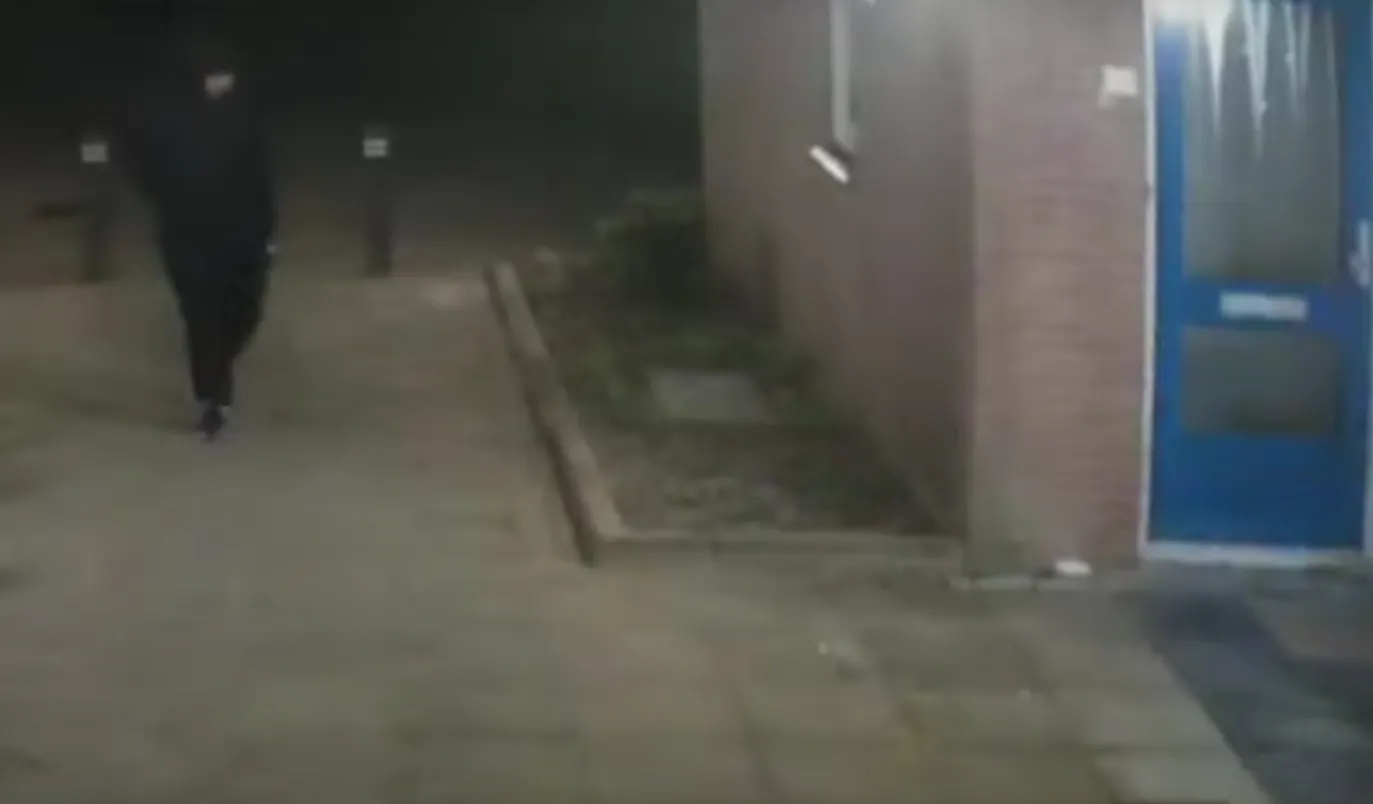 VIDEO: Politie zoekt verdachte in onderzoek moord en deelt beelden