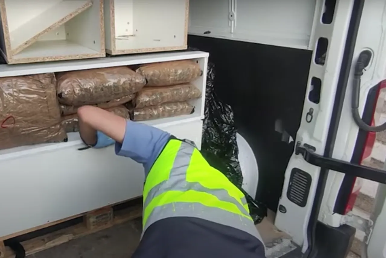 VIDEO: Criminele organisatie ontmanteld in onderzoek grootschalige drugshandel via postpakketten