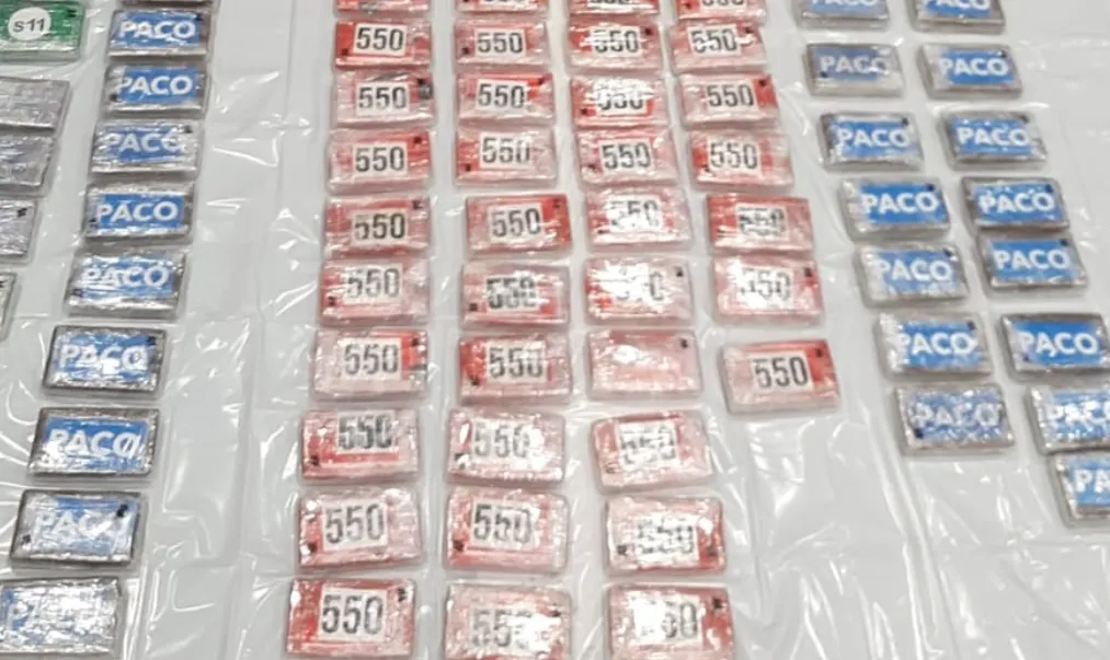 Vrachtwagenchauffeur gepakt met miljoenen aan blokken cocaïne in verborgen ruimte