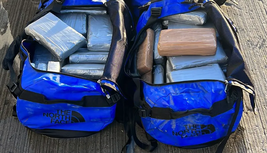 12 miljoen euro aan blokken cocaïne in The North Face tassen onderweg naar Nederland