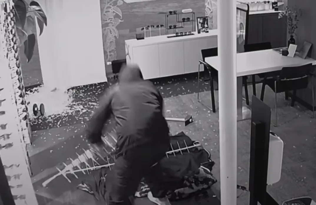 VIDEO: Inbreker laat ravage en spoor van dure zonnebrillen achter na roof brillenwinkel