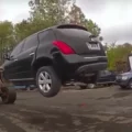 VIDEO: Autodief met vorkheftruck gelift en zes meter boven grond vastgehouden voor politie
