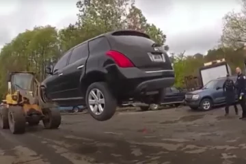 VIDEO: Autodief met vorkheftruck gelift en zes meter boven grond vastgehouden voor politie
