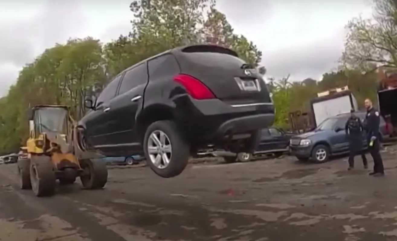 VIDEO: Autodief met vorkheftruck gelift en zes meter boven grond vastgehouden voor politie