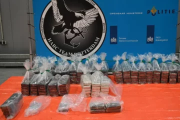 35 miljoen euro aan blokken cocaïne gepakt in container schroot Rotterdamse haven