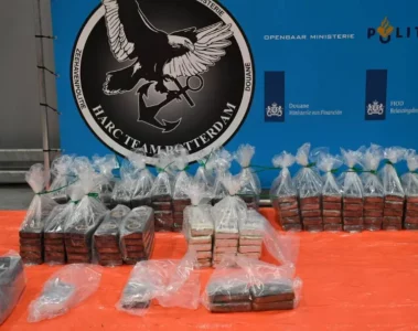 35 miljoen euro aan blokken cocaïne gepakt in container schroot Rotterdamse haven