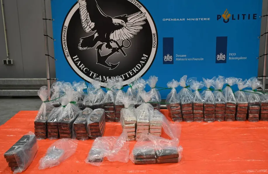 35 miljoen euro aan blokken cocaïne gepakt in container schroot Rotterdamse haven