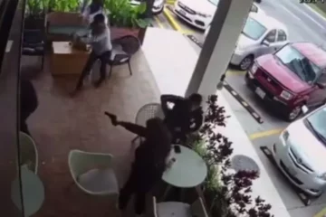 VIDEO: Politiebaas door vier huurmoordenaars geliquideerd in koffieshop