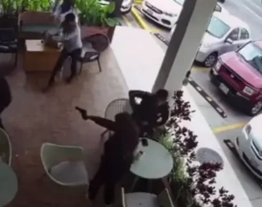 VIDEO: Politiebaas door vier huurmoordenaars geliquideerd in koffieshop
