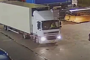 VIDEO: Vrachtwagen met 1,7 miljoen euro aan iPhones buitgemaakt op Schiphol