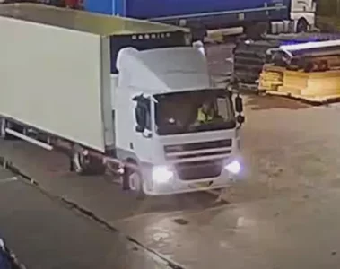 VIDEO: Vrachtwagen met 1,7 miljoen euro aan iPhones buitgemaakt op Schiphol