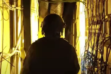 VIDEO: Chinezen gepakt in ondergrondse tunnel bij oprollen MEGA wietplantage met 9000 planten