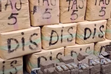 VIDEO: Duizenden kilo's hasj, MDMA, wiet en meer bij oprollen 'dubbele bodem' drugsbende