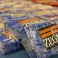 VIDEO: 2 miljoen cash, blokken cocaïne en hasj gepakt in onderzoek grootschalige drugshandel