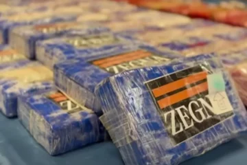 VIDEO: 2 miljoen cash, blokken cocaïne en hasj gepakt in onderzoek grootschalige drugshandel