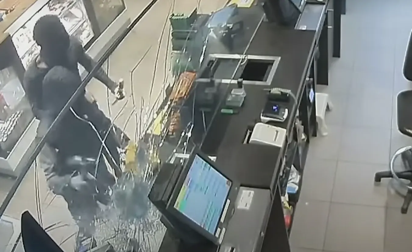 VIDEO: Gewapende overvallers tankstation A58 zonder buit weg door sterk veiligheidsglas