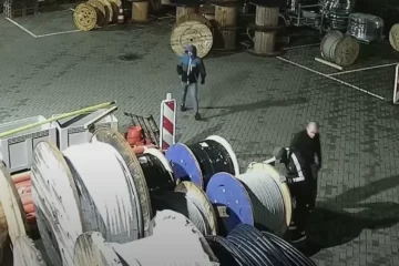 VIDEO: Dieven slaan slag en maken voor ruim 10.000 euro aan grote spoelen kabels buit