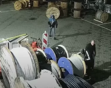 VIDEO: Dieven slaan slag en maken voor ruim 10.000 euro aan grote spoelen kabels buit