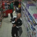 VIDEO: Ervaren winkeldieven maken even snel voor duizenden euro's buit bij Kruidvat