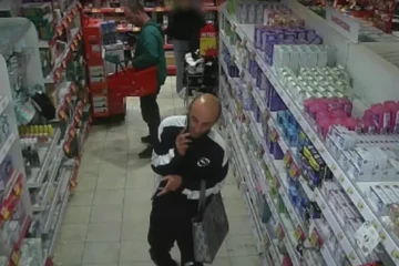 VIDEO: Ervaren winkeldieven maken even snel voor duizenden euro's buit bij Kruidvat