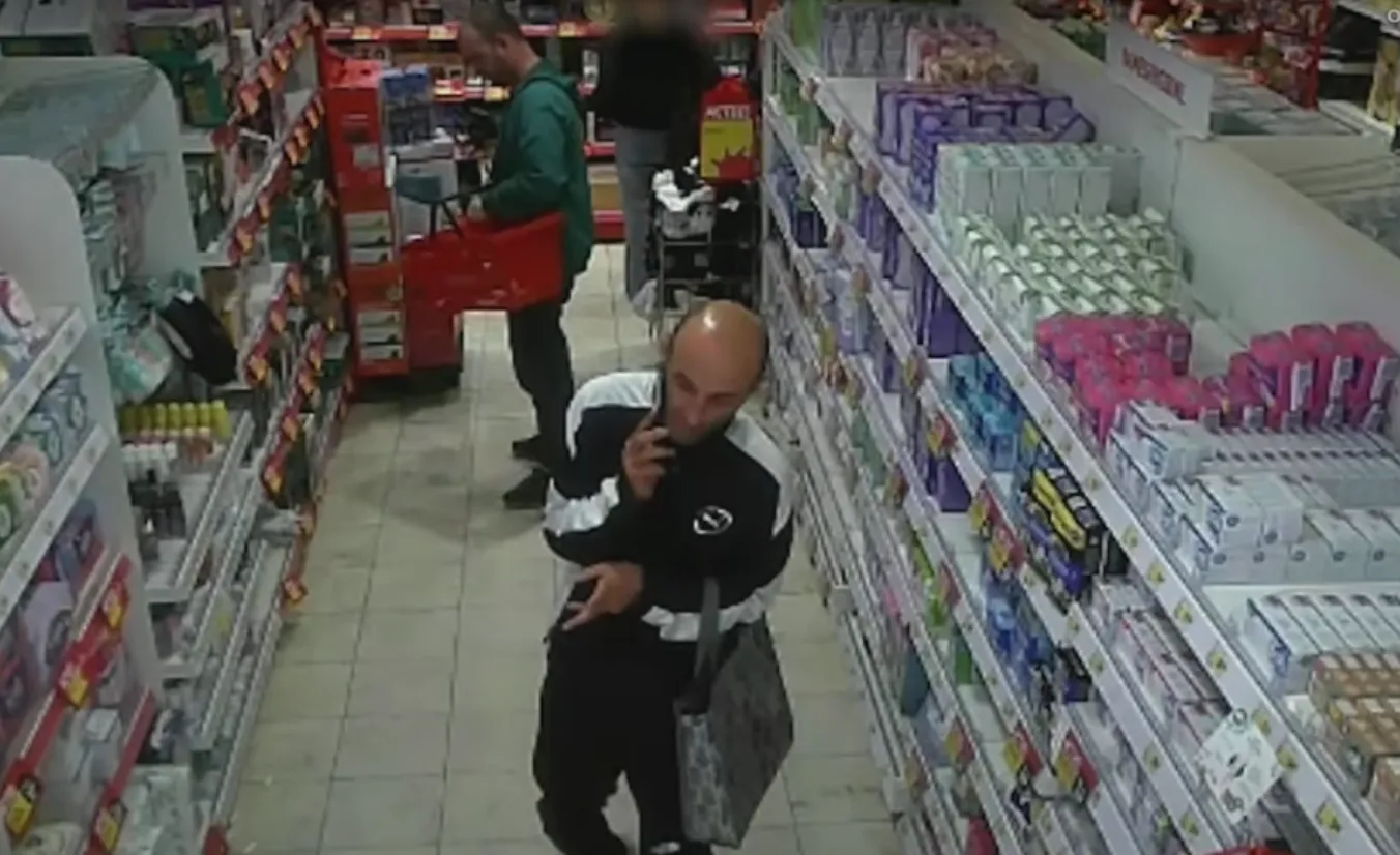 VIDEO: Ervaren winkeldieven maken even snel voor duizenden euro's buit bij Kruidvat