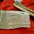 Dure auto's, horloges en ruim 150.000 euro cash gepakt bij invallen na kraken PGP-chats