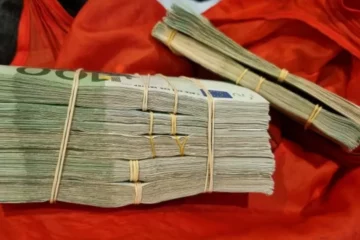 Dure auto's, horloges en ruim 150.000 euro cash gepakt bij invallen na kraken PGP-chats