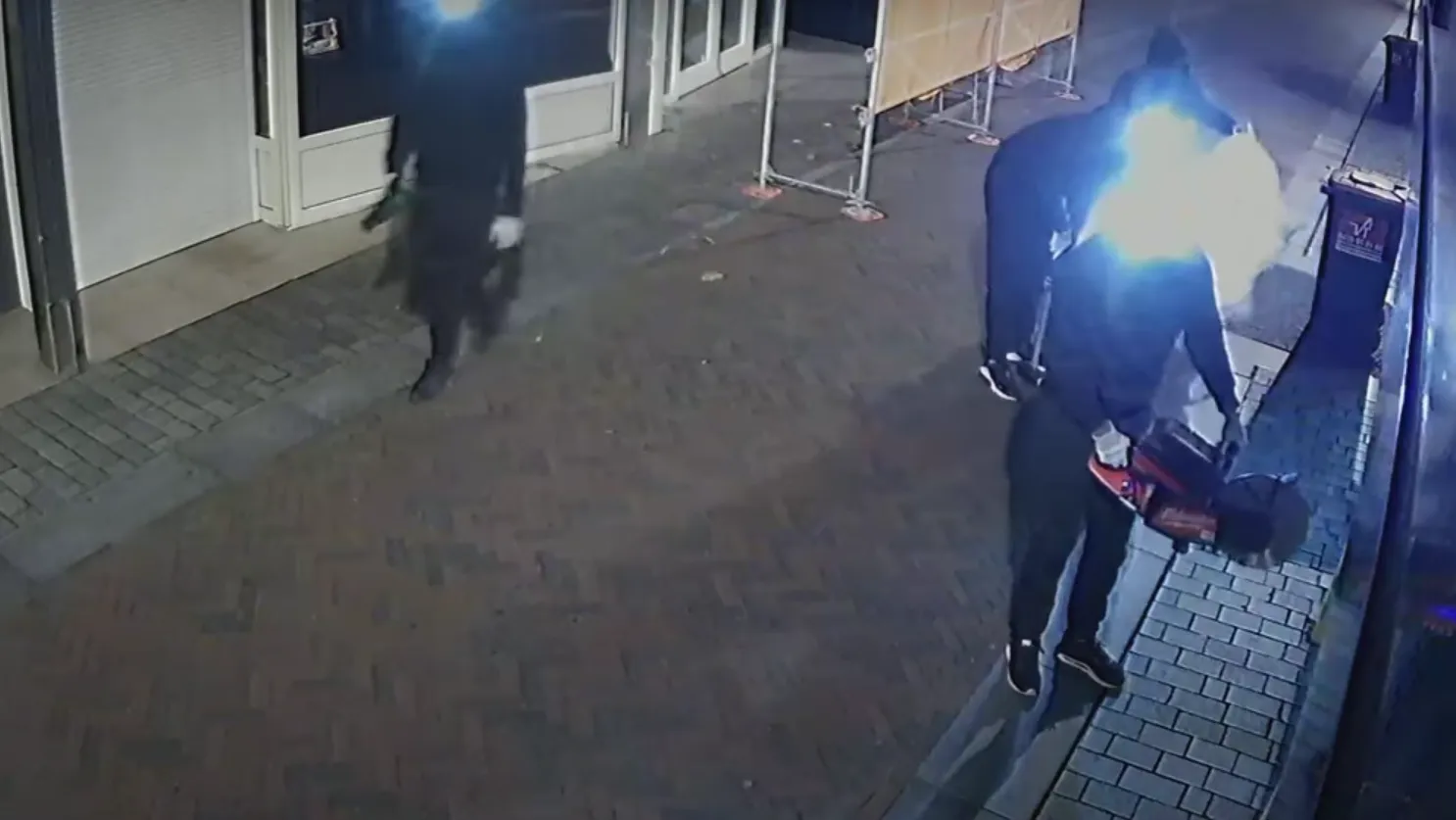 VIDEO: Goed voorbereide inbrekers met sloophamers en slijper aan het werk bij juwelier Geldermalsen