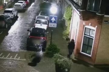 VIDEO: Golf van explosies bij loodgieter Vlaardingen, politie geeft beelden vrij