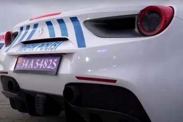 VIDEO: Nieuwe luxe auto's voor Turkse politie waaronder Ferrari, Porsche en Bentley