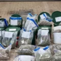 Kilo's wiet en grote sommen contant geld bij inval politie in drugspand