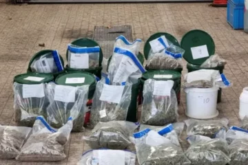 Kilo's wiet en grote sommen contant geld bij inval politie in drugspand