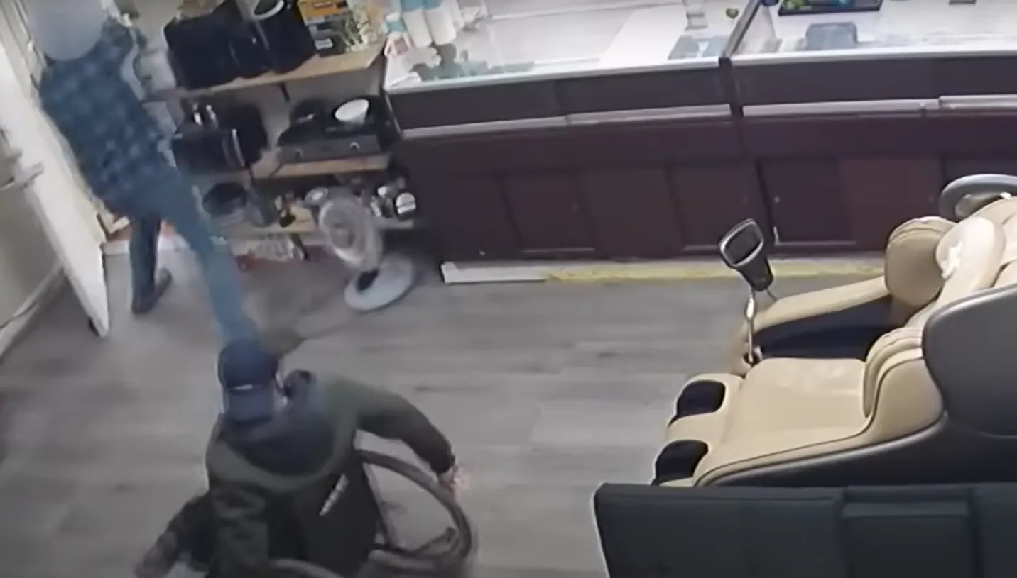 VIDEO: Schietende medewerker weet gewapende overval op juwelier te voorkomen