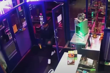 VIDEO: Laatst bekende beelden van vermiste Sabir Bouchan in coffeeshop, politie vreest misdrijf