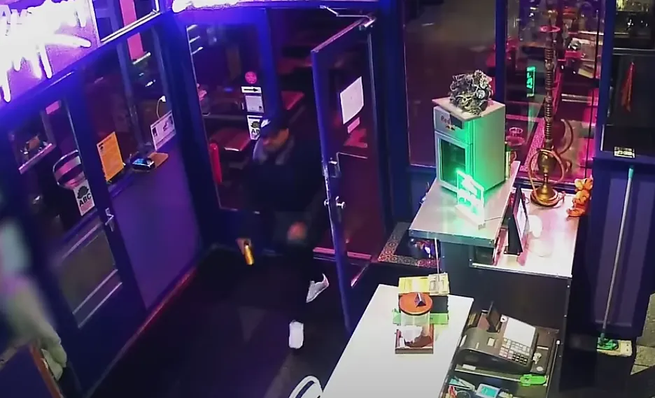 VIDEO: Laatst bekende beelden van vermiste Sabir Bouchan in coffeeshop, politie vreest misdrijf