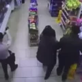 VIDEO: Politieagent loopt per toeval winkel binnen terwijl gewapende overval gaande is