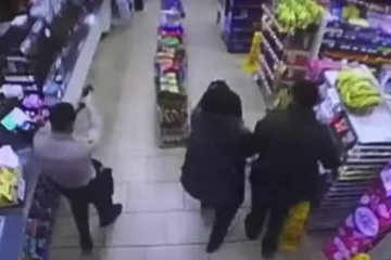 VIDEO: Politieagent loopt per toeval winkel binnen terwijl gewapende overval gaande is