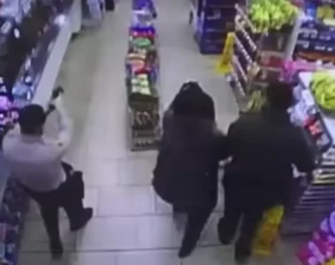 VIDEO: Politieagent loopt per toeval winkel binnen terwijl gewapende overval gaande is