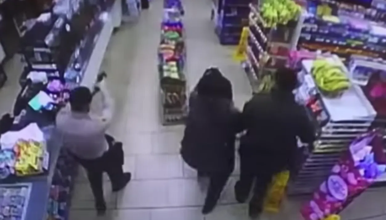 VIDEO: Politieagent loopt per toeval winkel binnen terwijl gewapende overval gaande is
