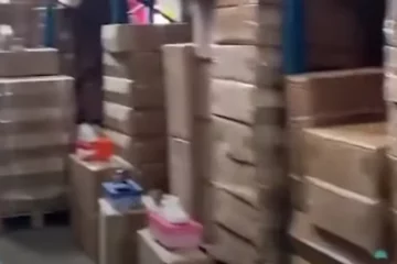 VIDEO: Miljoenen euro's aan fake sneakers in beslag genomen bij invallen loodsen