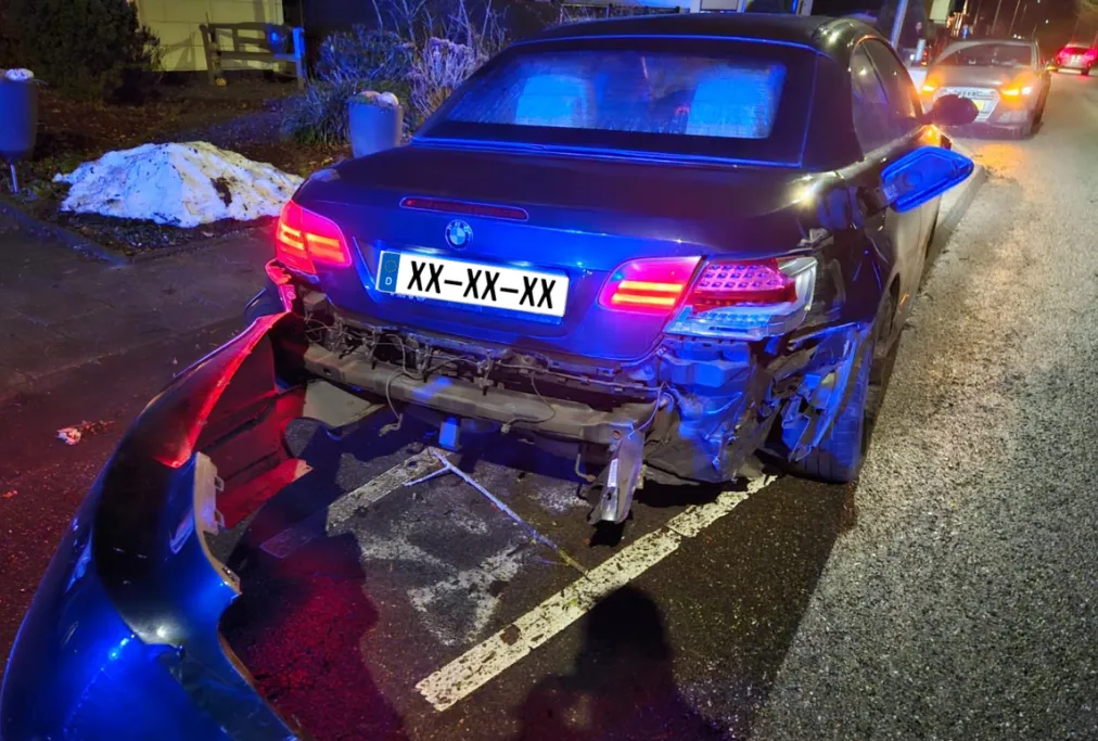 Wilde achtervolging BMW gestolen bij autodealer Duitsland ten einde tegen paal