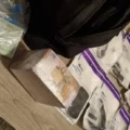 Man na verdacht gedrag gepakt met blok cash van 60.000 euro onder jas in Vianen