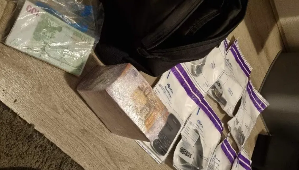 Man na verdacht gedrag gepakt met blok cash van 60.000 euro onder jas in Vianen