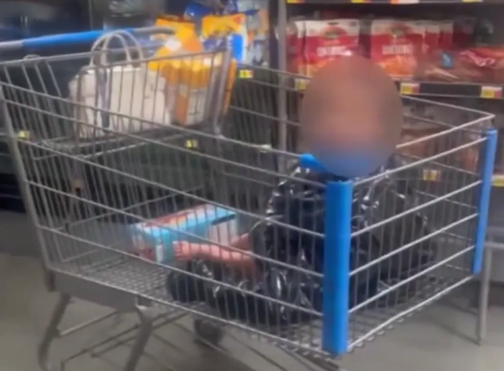 VIDEO: Moeder gearresteerd na virale video met zoontje alleen in luier in vrieskou