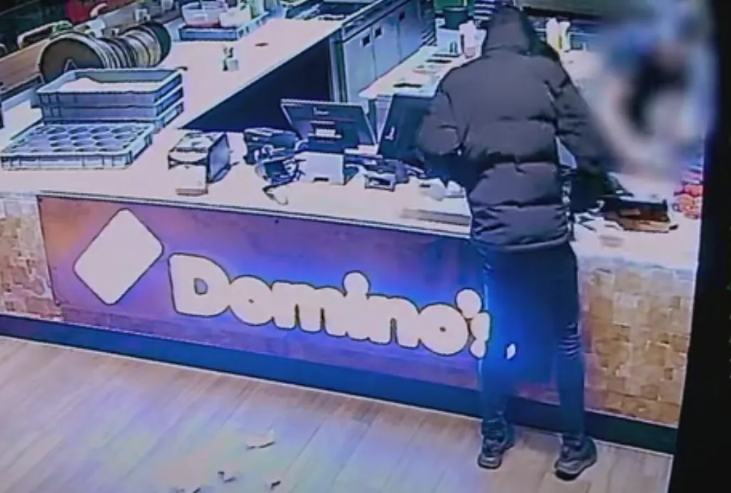 VIDEO: Crimineel met relatief dunne benen gezocht na gewapende overval Domino's Pizza