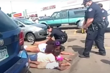 VIDEO: Familie die onterecht onder schot werd gehouden door politie krijgt 1,9 miljoen