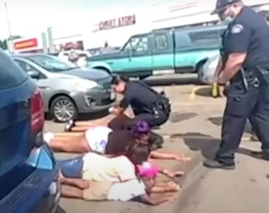 VIDEO: Familie die onterecht onder schot werd gehouden door politie krijgt 1,9 miljoen