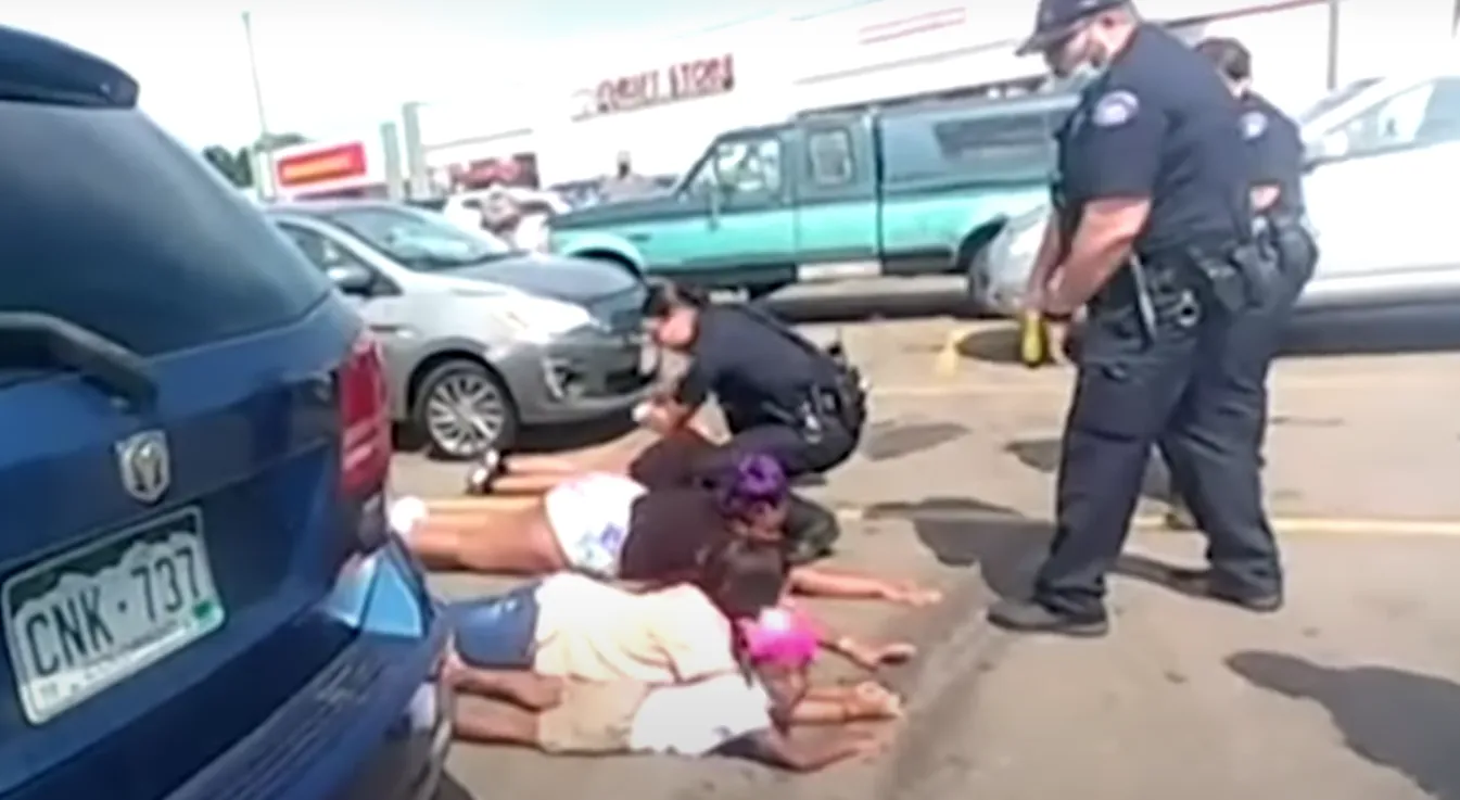 VIDEO: Familie die onterecht onder schot werd gehouden door politie krijgt 1,9 miljoen