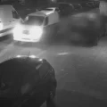 VIDEO: Politie zoekt busje dat kort voor zware explosie drugslab Rotterdam langs pand reed